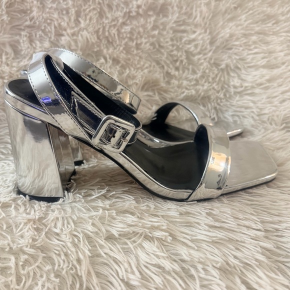 PrettyLittleThing SILVER METALLIC THICK STRAP BLOCK HEELED SANDALS NWT - SIZE 8 - Picture 4 of 13